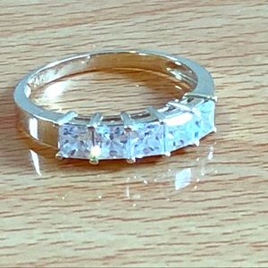 Gorgeous, glamorous solid 14k gold 5-stone band.